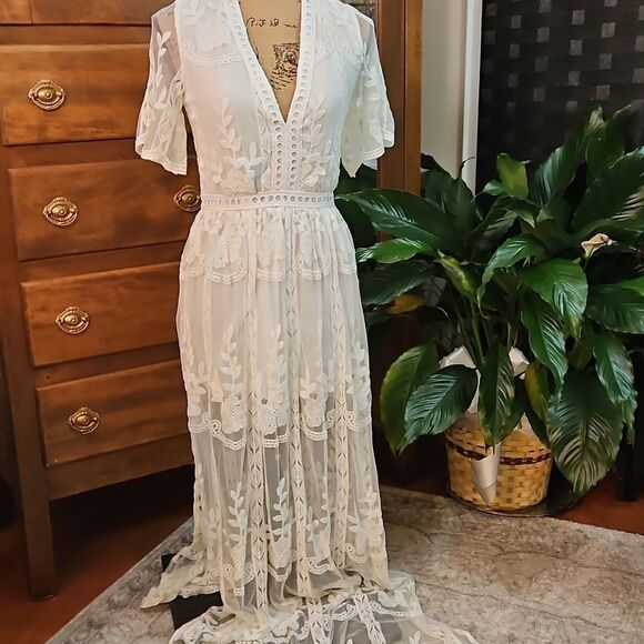 NWT Pink Lilly Elegant White Lace Maxi Dress size Small - Picture 7 of 16